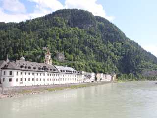 Augustinerkloster und Häuserzeile mit Burg in Rattenberg