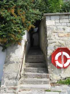 Schmale Treppe zur Zinngiessergasse am Innkai