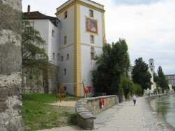 Grünanlage vor der Guntherburg am Innkai