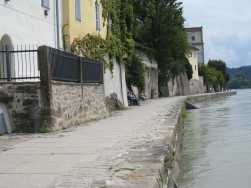 Flussabwärts bis zum Aufgang in die Zinngiessergasse