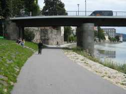 Blick auf die Marienbrücke an der Innpromenade